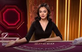 Gambaran pengguna menikmati hiburan games dan olahraga dengan perangkat mobile di ruang santai